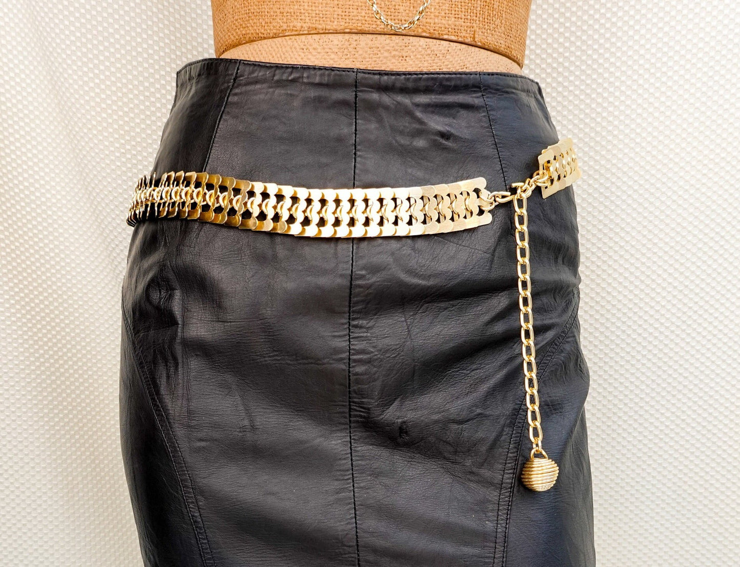 70's Gold Chain Belt - Vintage Etched Fancy Link Adjustable Belt - Articulated Metal Body Jewelry - Medium / Large