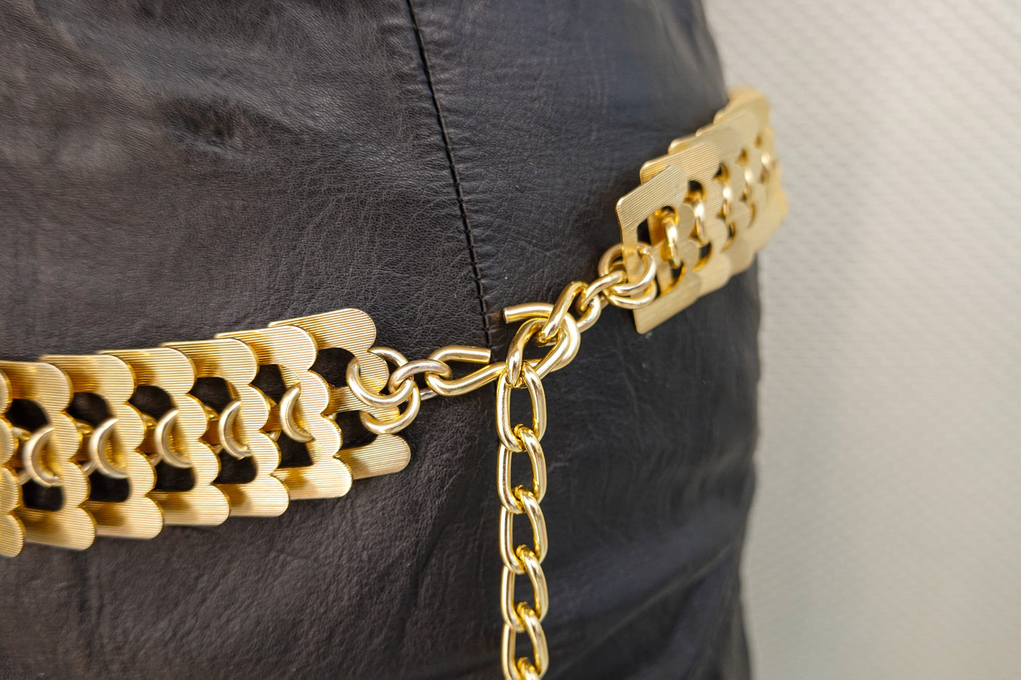 70's Gold Chain Belt - Vintage Etched Fancy Link Adjustable Belt - Articulated Metal Body Jewelry - Medium / Large
